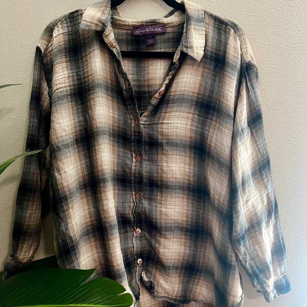 Gloria Vanderbilt Button Down Shirt Black and Tan